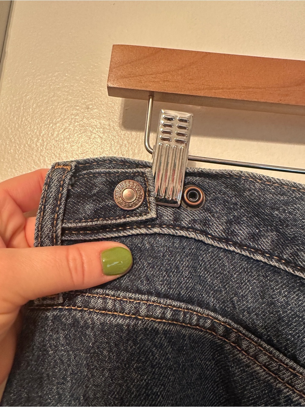 Levi’s Cinch Waist Barrel Women’s Jeans - 33” W x 29” L - Picture 7 of 8